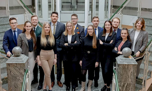 Foto: Katharina Hein ---- Tolle Perspektiven als frischgebackene Bankkaufleute: (v. l.) Nick Classen, Dina El Ashri, Michael Siemens, Gloria Classen, Banyameen Kiani, Anna Krämer, Daniel Uspenskij, Katja Kasemir, Christian Fischer, Anna Faulenbach, Flemin