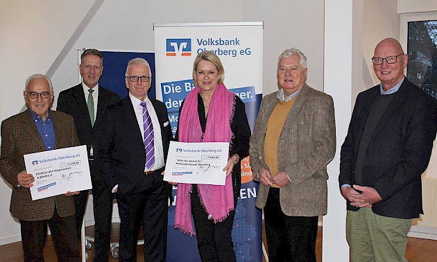 Foto: Ute Sommer --- V.l.: Uwe Kotz (Hospiz-Förderverein), Ingo Stockhausen (Vorstandsvorsitzender Volksbank Oberberg), Manfred Schneider, Bettina Hühn (Nick & Co.-Helfende Hände Oberberg), Dr. Jorg Nürmberger und Michael Adomaitis (Hospiz-Förderverein).