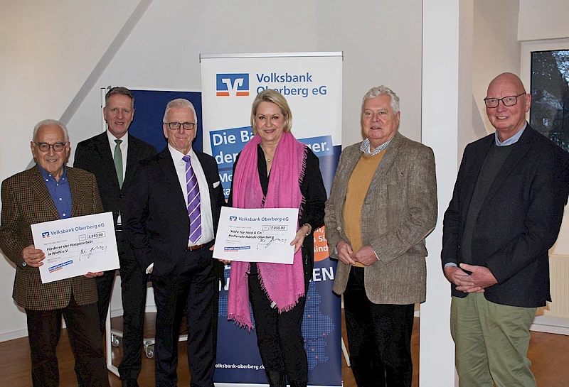 Foto: Ute Sommer --- V.l.: Uwe Kotz (Hospiz-Förderverein), Ingo Stockhausen (Vorstandsvorsitzender Volksbank Oberberg), Manfred Schneider, Bettina Hühn (Nick & Co.-Helfende Hände Oberberg), Dr. Jorg Nürmberger und Michael Adomaitis (Hospiz-Förderverein).