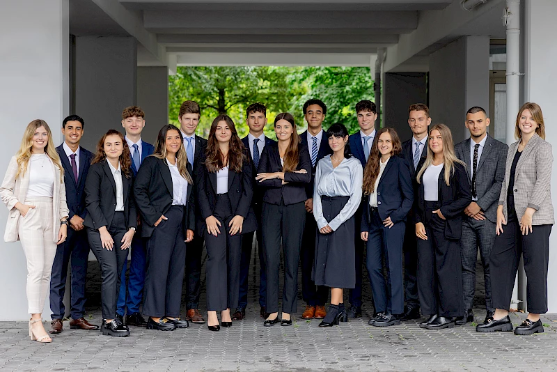 Foto: Katharina Hein --- Die 15 neuen Auszubildenden der Volksbank Oberberg zusammen mit Ausbildungsleiterin Sarina Scherbaum (links) und Lisa Marie Dresbach (Volksbank Akademie, rechts).