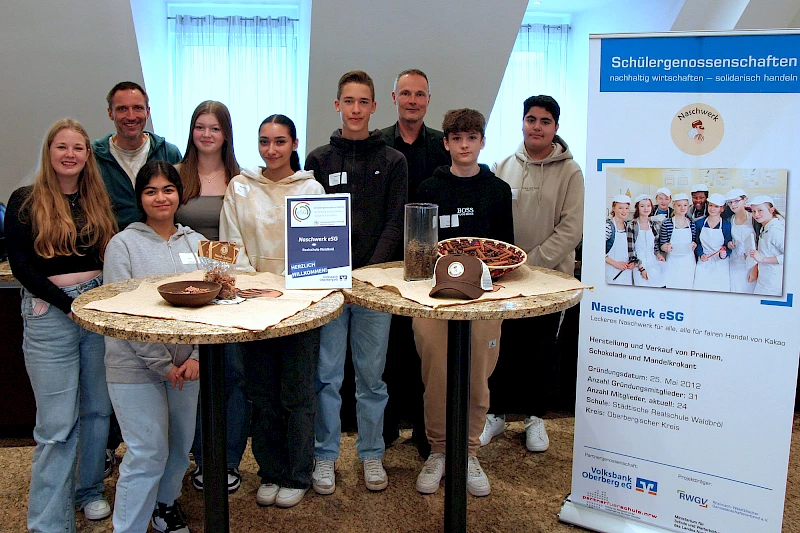 Foto: Volksbank Oberberg --- Seit 2012 gibt es die Schülergenossenschaft Naschwerk der Realschule Waldbröl. Sie ist Vorreiterin für die drei weiteren Schülergenossenschaften im Geschäftsgebiet der Volksbank Oberberg.