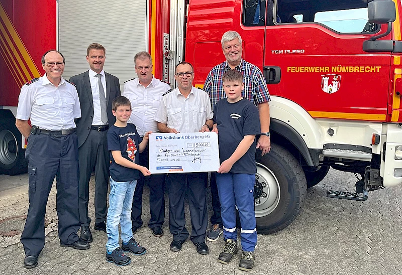 Foto: Gemeinde Nümbrecht --- Groß war die Freude über die Spende in Nümbrecht (v.li.): Michael Bischoff, Henning Jung, Marlon Schinkowski, Gerwin Niederschlag, Michael Schlößer, Mikael Niederschlag und Bürgermeister Hilko Redenius.