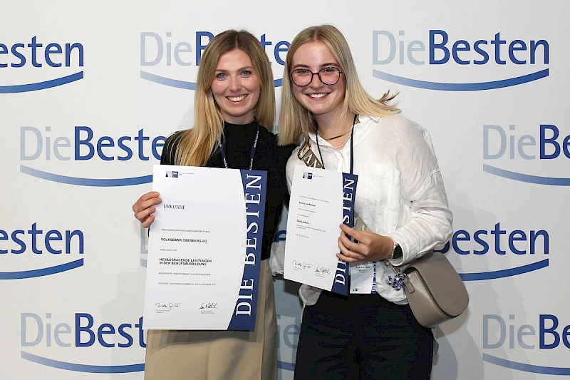 Foto: IHK Köln --- Anna Krämer (rechts) wurde als "Beste" ausgezeichnet. Sie schloss ihre Ausbildung mit der Note "sehr gut" ab. Ganz zur Freude von Ausbildungsmanagerin Sarina Scherbaum.