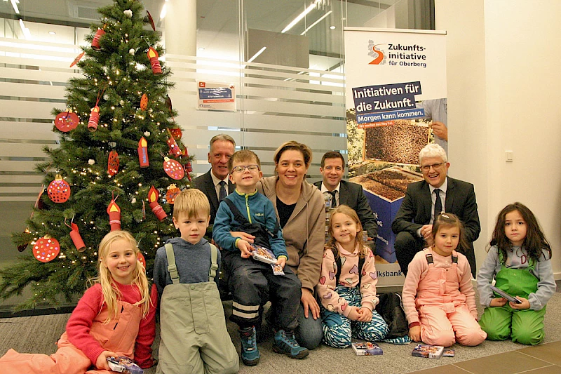 Fotos: Volksbank Oberberg --- Die Kinder der städtischen Kindertagesstätte FarbenFroh aus Wülfringhausen schmückten zur Freude der Volksbank-Mitarbeiter den Weihnachtsbaum in der Geschäftsstelle mit selbst gebasteltem Schmuck.