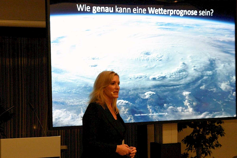 Fotos: Volksbank Oberberg --- Mit Bildern, Grafiken und Zahlen verdeutlichte Claudia Kleinert die vielfältigen Herausforderungen des Klimawandels.