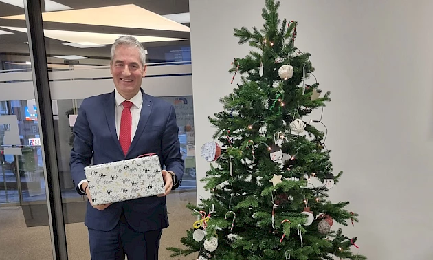 Foto: Volksbank Oberberg --- Geschäftsstellenleiter Thorsten Franz freute sich, dass wieder alle Weihnachtswünsche erfüllt werden konnten.