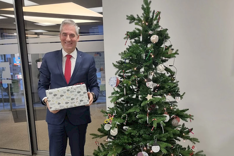 Foto: Volksbank Oberberg --- Geschäftsstellenleiter Thorsten Franz freute sich, dass wieder alle Weihnachtswünsche erfüllt werden konnten.