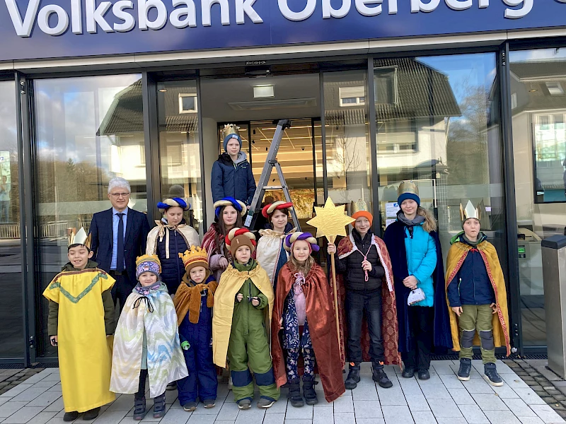 Fotos: Volksbank Oberberg --- Zwölf Sternsinger kamen im Rahmen der Aktion Dreikönigssingen in die Wiehler Geschäftsstelle.