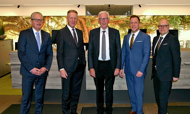 Foto: Volksbank Oberberg --- Blickten auf ein erfolgreiches Geschäftsjahr 2023 zurück: Frank Dabringhausen (v.l.), Ingo Stockhausen, Dr. Udo Meyer, Andreas Neumann und Jörn Richling.