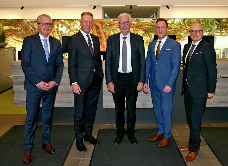 Foto: Volksbank Oberberg --- Blickten auf ein erfolgreiches Geschäftsjahr 2023 zurück: Frank Dabringhausen (v.l.), Ingo Stockhausen, Dr. Udo Meyer, Andreas Neumann und Jörn Richling.