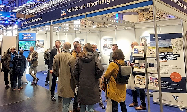 Fotos: Volksbank Oberberg --- Das gesamte Wochenende war der Stand der Volksbank Oberberg bei der Bau- und Immobilienmesse "meinZuhause!" gut besucht.