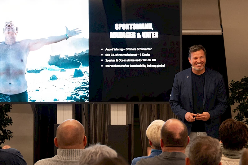 Fotos: Volksbank Oberberg --- André Wiersig teilt seine beeindruckende Reise des Extremschwimmens vor einem begeisterten Publikum bei den GalerieGesprächen der Volksbank Oberberg.