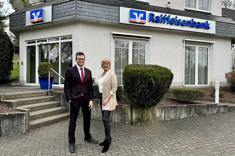 Foto: Volksbank Oberberg --- Sabine Joest, die neue Leiterin der Volksbank-Geschäftsstelle in Winterborn, neben ihrem Vorgänger Simon Mertens.