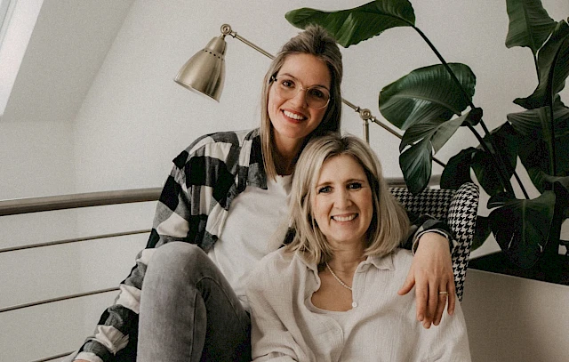 Foto: Liza Pauline Engel --- Gemeinsam mit vier Freunden haben Lisa Dross (links) und Katrin Bender die Bücherbörse Oberberg e.V. ins Leben gerufen.