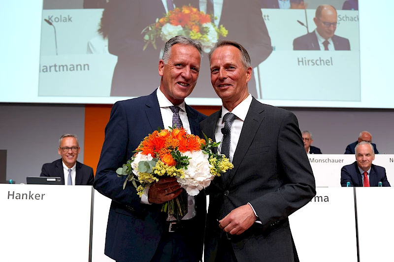 Fotos: Volksbank Oberberg --- Ingo Stockhausen (li.) wurde von Henning Deneke-Jöhrens, Aufsichtsratsvorsitzender der DZ BANK, verabschiedet.