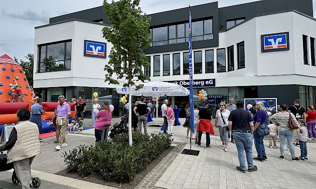 Fotos: Volksbank Oberberg --- Hunderte Besucher erkundeten am Sonntag unsere frisch renovierte Hauptgeschäftsstelle an der Bahnhofstraße in Wiehl.