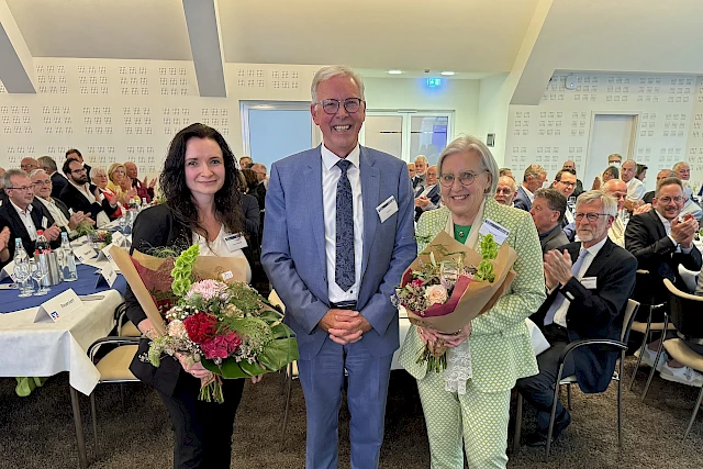 Foto: Volksbank Oberberg --- Aufsichtsratsvorsitzender Dr. Udo Meyer verabschiedete Ursula Mahler (re.) nach zwölf Jahren aus dem Aufsichtsrat und begrüßte Katharina Erlenkötter als neues Mitglied im Gremium.