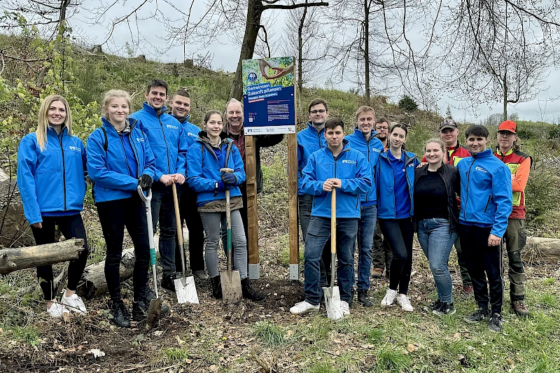 Fotos: Volksbank Oberberg - In Eigenregie organisierten und führten zwölf engagierte Auszubildende ein Projekt durch, bei dem sie erst über 200 Kilogramm Müll sammelten und später über 2.000 Rotbuchen pflanzten.