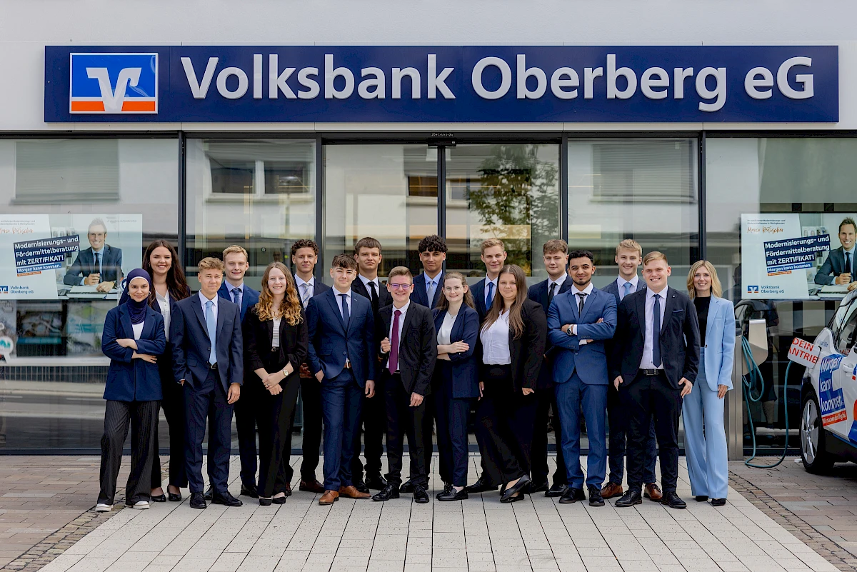 Foto: Katharina Hein --- Die 17 neuen Auszubildenden der Volksbank Oberberg zusammen mit Ausbildungsleiterin Sarina Scherbaum (rechts).