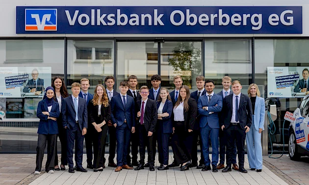 Foto: Katharina Hein --- Die 17 neuen Auszubildenden der Volksbank Oberberg zusammen mit Ausbildungsleiterin Sarina Scherbaum (rechts).