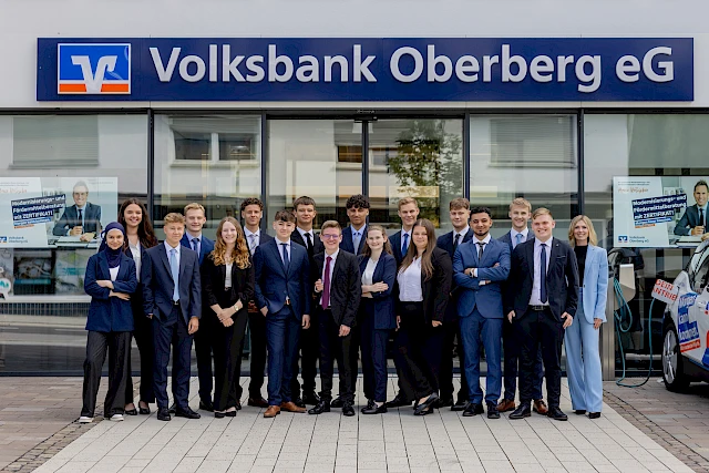 Foto: Katharina Hein --- Die 17 neuen Auszubildenden der Volksbank Oberberg zusammen mit Ausbildungsleiterin Sarina Scherbaum (rechts).