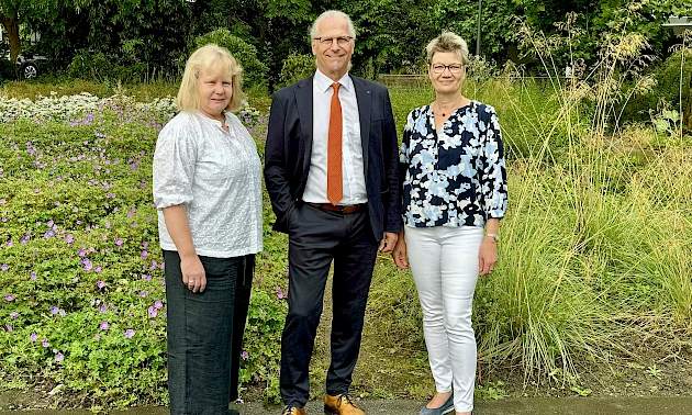 Foto: Volksbank Oberberg --- Wir gratulieren Carola Borberg (rechts), Lutz Diederichs, Andrea Stöcker (fehlt) und Karin Wüster herzlich zum 40-jährigen Jubiläum.