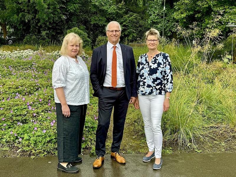 Foto: Volksbank Oberberg --- Wir gratulieren Carola Borberg (rechts), Lutz Diederichs, Andrea Stöcker (fehlt) und Karin Wüster herzlich zum 40-jährigen Jubiläum.