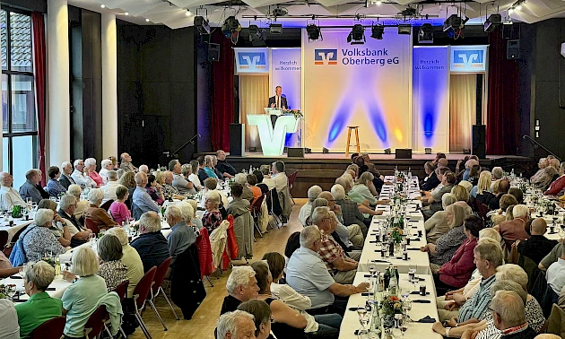 Fotos: Volksbank Oberberg --- Beim Mitgliederabend in Nümbrecht erlebten die 300 Gäste eine Veranstaltung der Extraklasse mit Wolfgang Bosbach als Höhepunkt.