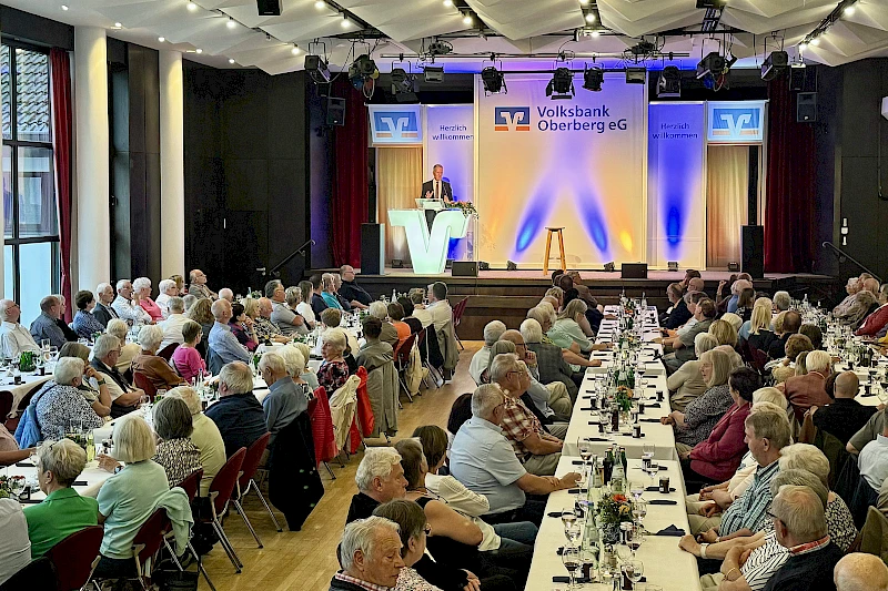 Fotos: Volksbank Oberberg --- Beim Mitgliederabend in Nümbrecht erlebten die 300 Gäste eine Veranstaltung der Extraklasse mit Wolfgang Bosbach als Höhepunkt.