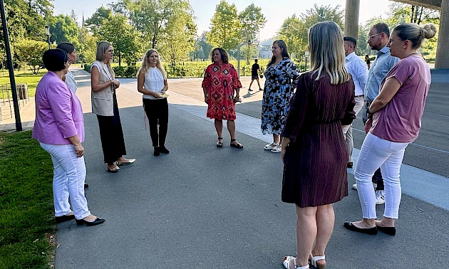 Fotos: Volksbank Oberberg --- Die Workshop-Teilnehmer im Austausch mit den Trainerinnen mitten im Wiehlpark.