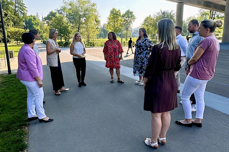 Fotos: Volksbank Oberberg --- Die Workshop-Teilnehmer im Austausch mit den Trainerinnen mitten im Wiehlpark.