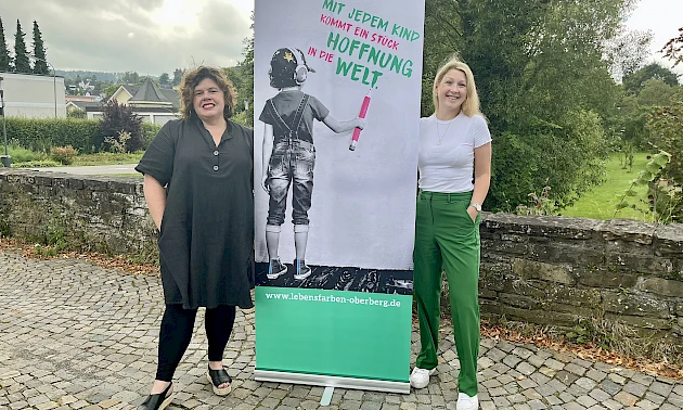 Foto: Volksbank Oberberg --- Laura Lindenpütz (rechts) mit Sandra Karsten, Vorsitzende des Vereins LEBENSFARBEN.