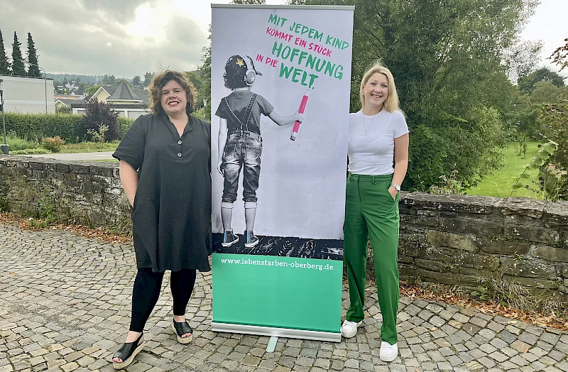 Foto: Volksbank Oberberg --- Laura Lindenpütz (rechts) mit Sandra Karsten, Vorsitzende des Vereins LEBENSFARBEN.