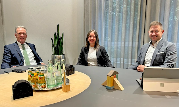 Foto: Volksbank Oberberg --- Vorstandsvorsitzender Ingo Stockhausen (links) im Gespräch mit den Abteilungsleitern Isabell Stahl und Mirko Müller.