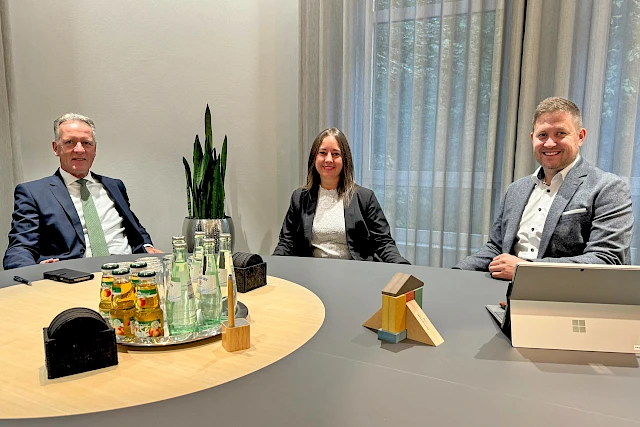 Foto: Volksbank Oberberg --- Vorstandsvorsitzender Ingo Stockhausen (links) im Gespräch mit den Abteilungsleitern Isabell Stahl und Mirko Müller.