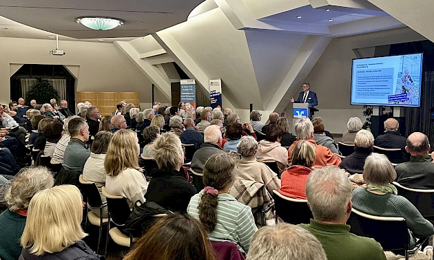 Foto: Volksbank Oberberg --- Gut gefüllt war das Forum der Volksbank Oberberg bei der Veranstaltung „Selbstbestimmt bis zum Schluss“.