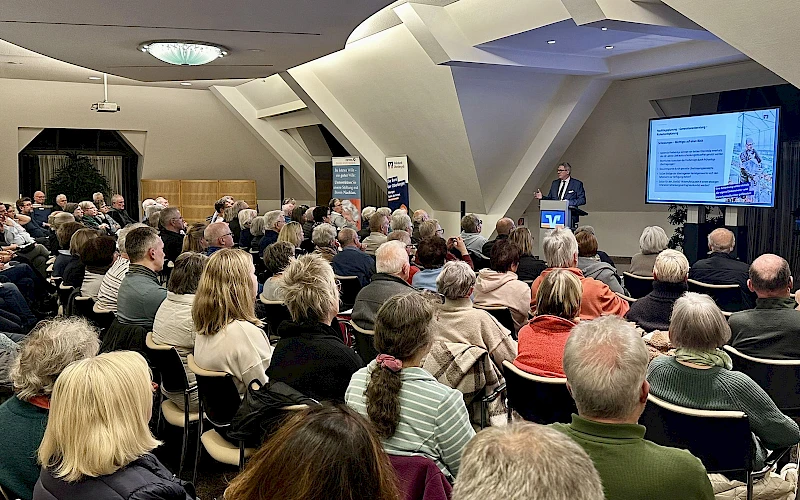 Foto: Volksbank Oberberg --- Gut gefüllt war das Forum der Volksbank Oberberg bei der Veranstaltung „Selbstbestimmt bis zum Schluss“.