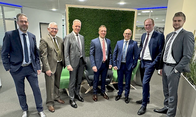 Foto: Volksbank Oberberg --- Der Vorstand der Volksbank Oberberg und die Führungsriege aus Radevormwald und Hückeswagen nahmen an der Pressekonferenz teil.