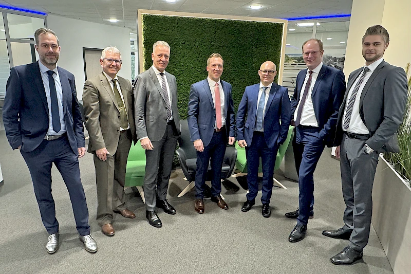 Foto: Volksbank Oberberg --- Der Vorstand der Volksbank Oberberg und die Führungsriege aus Radevormwald und Hückeswagen nahmen an der Pressekonferenz teil.