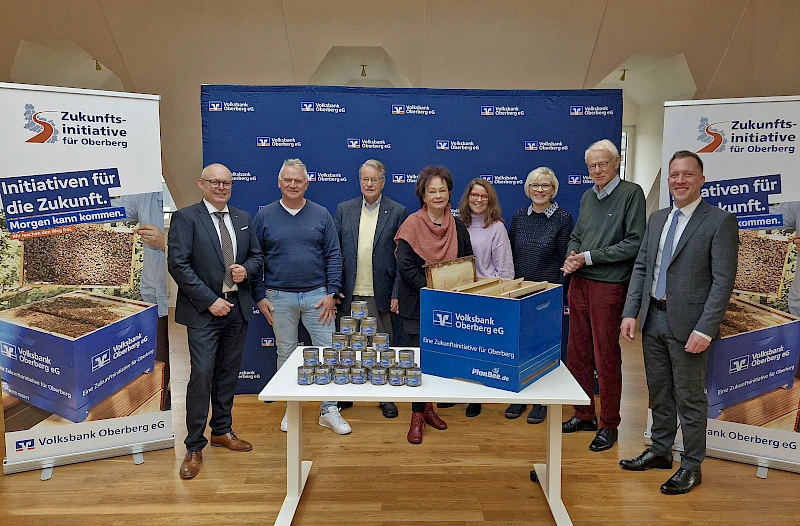 Fotos: Volksbank Oberberg — Andreas Neumann (rechts) und Jörn Richling (links) überreichten den Tafel-Vertretern heute eine süße Honigspende sowie insgesamt 15.000 Euro.