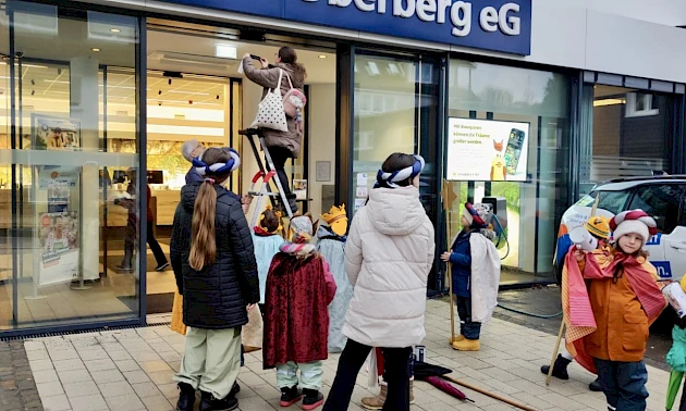 Fotos: Volksbank Oberberg --- Der traditionelle Segen 20*C+M+B+25 wird an unserer Geschäftsstelle in Wiehl angebracht – ein Zeichen des Schutzes und der Hoffnung.