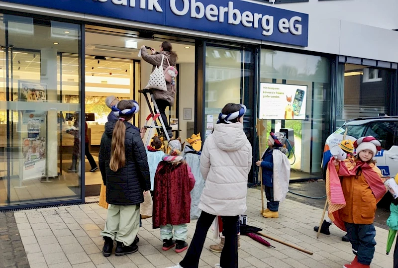 Fotos: Volksbank Oberberg --- Der traditionelle Segen 20*C+M+B+25 wird an unserer Geschäftsstelle in Wiehl angebracht – ein Zeichen des Schutzes und der Hoffnung.