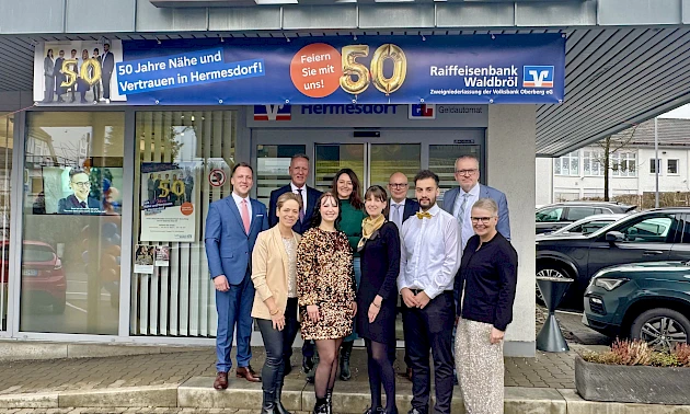 Fotos: Volksbank Oberberg --- Vorstand, Bürgermeisterin, Niederlassungsleiter und das engagierte Geschäftsstellenteam feiern 50 Jahre Volksbank in Hermesdorf.