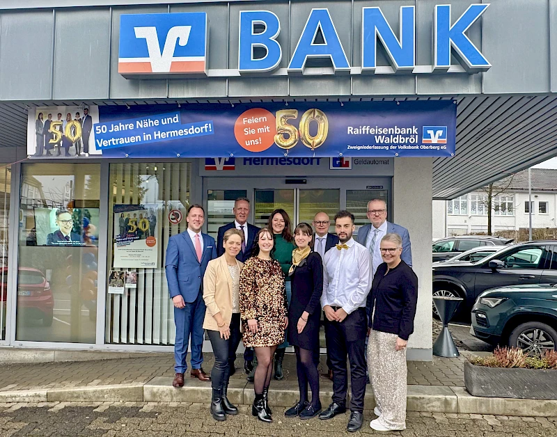 Fotos: Volksbank Oberberg --- Vorstand, Bürgermeisterin, Niederlassungsleiter und das engagierte Geschäftsstellenteam feiern 50 Jahre Volksbank in Hermesdorf.