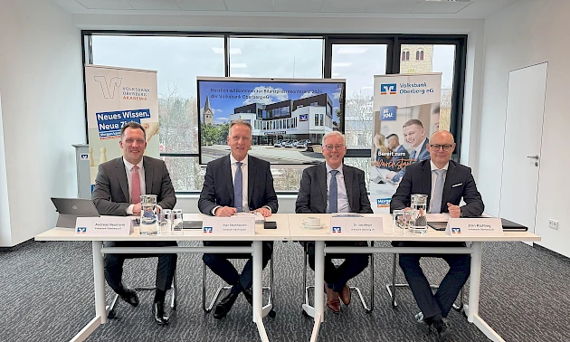 Foto: Volksbank Oberberg --- Andreas Neumann (stv. Vorstandsvorsitzender), Vorstandsvorsitzender Ingo Stockhausen, Aufsichtsratsvorsitzender Dr. Udo Meyer und Vorstandsmitglied Jörn Richling (v.l.) präsentierten die erfolgreichen Geschäftszahlen 2024.