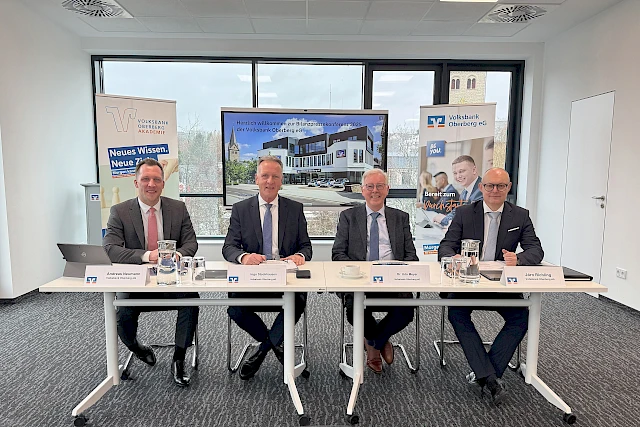 Foto: Volksbank Oberberg --- Andreas Neumann (stv. Vorstandsvorsitzender), Vorstandsvorsitzender Ingo Stockhausen, Aufsichtsratsvorsitzender Dr. Udo Meyer und Vorstandsmitglied Jörn Richling (v.l.) präsentierten die erfolgreichen Geschäftszahlen 2024.