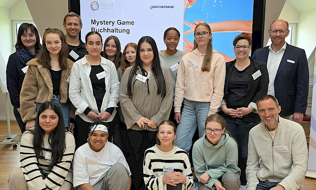 Gruppenfoto von motivierten Teilnehmenden des Buchhaltungs-Workshops lächeln in die Kamera.