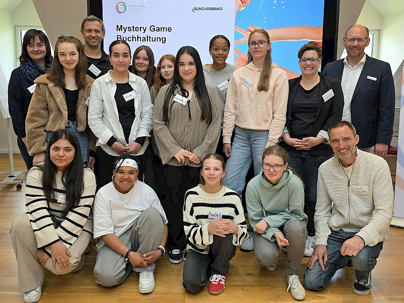 Gruppenfoto von motivierten Teilnehmenden des Buchhaltungs-Workshops lächeln in die Kamera.