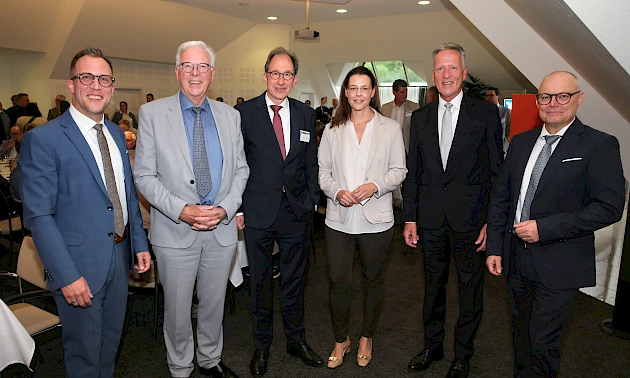 Gruppenfoto von Christian Otto, Katja Lewalter-Düssel und den Vorständen der Volksbank Oberberg.
