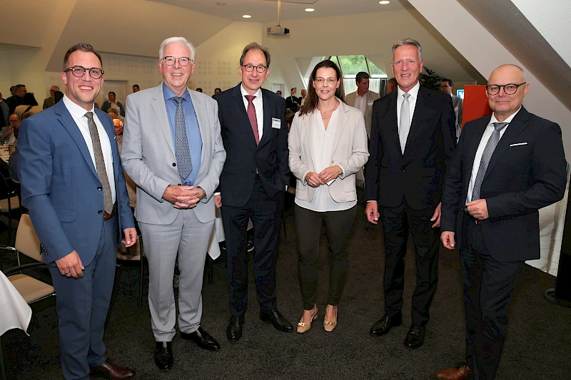 Gruppenfoto von Christian Otto, Katja Lewalter-Düssel und den Vorständen der Volksbank Oberberg.
